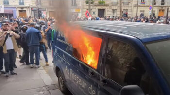 Сблъсъците в Париж между профсъюзи и полиция по време на традиционното първомайско шествие (видео)